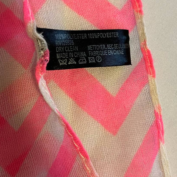 5/ $25 Pink White Chevron/Herringbone pattern Scarf - Picture 6 of 6